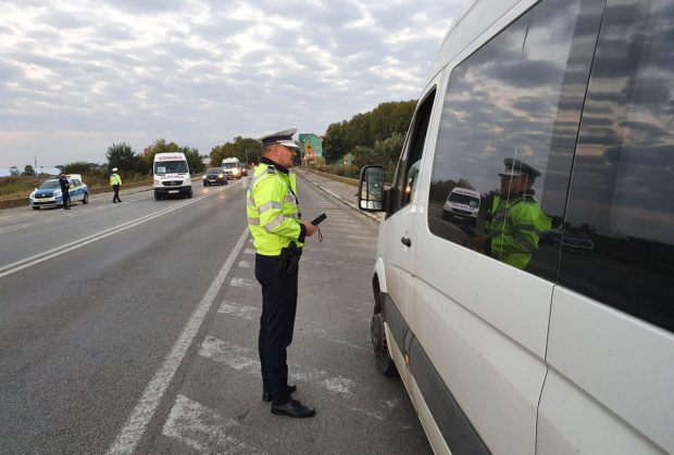 Un conducător auto s-a aruncat în râul Olt când a fost oprit de polițiști pentru verificări | VIDEO