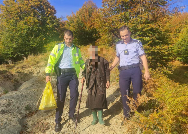 O bătrânică rătăcită în pădure a fost găsită de polițiști, după ce operatorul de telefonie care o sunase cu o ofertă de abonament. El a sunat la 112