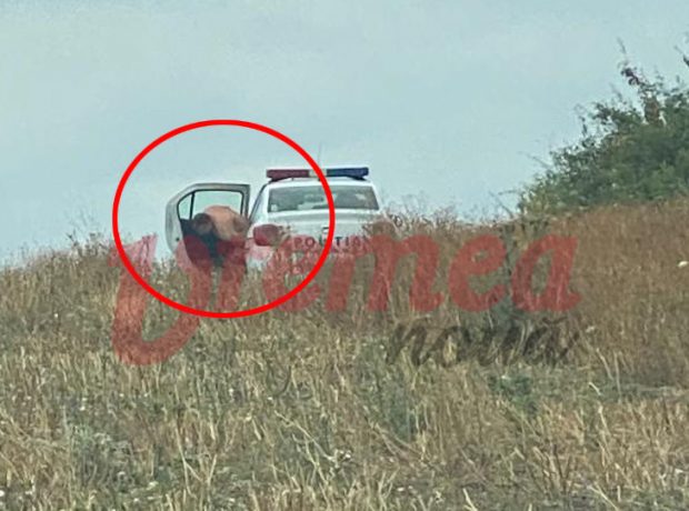 Comisar-șef din cadrul IPJ Vaslui, fotografiat gol-pușcă lângă mașina politiei după o partidă de sex