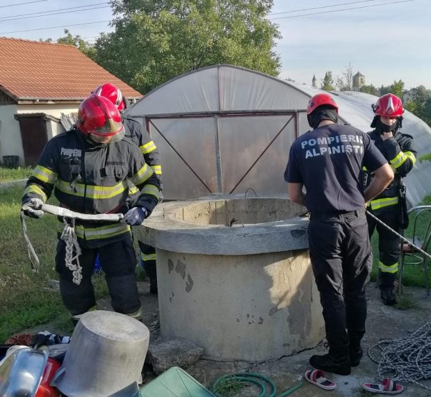 Un tânăr din Iași a fost salvat de pompieri, după ce a căzut într-o fântână adâncă de aproape 18 metri