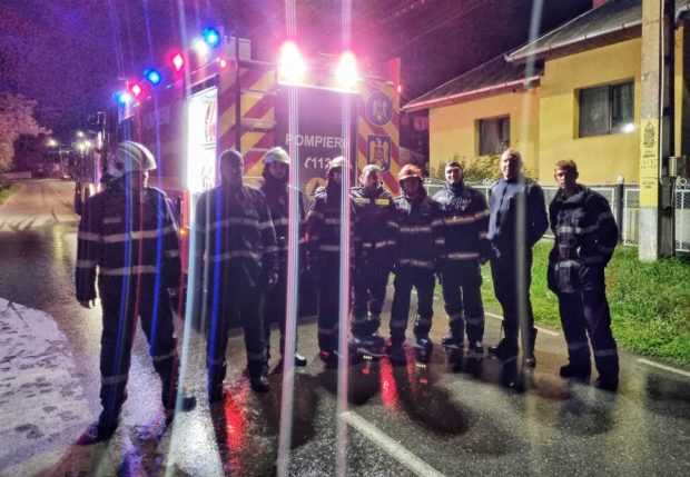 O femeie de 79 de ani din Neamț a fost salvată din casa în flăcări de un pompier