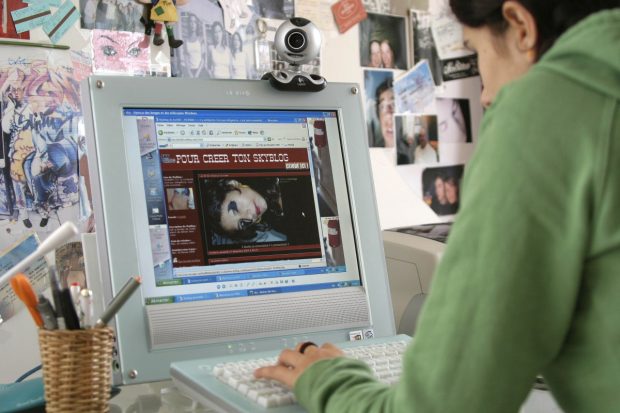 Primul proces pe tema deepfake în România. O minoră i-a folosit fața unui coleg într-un clip „explicit” și l-a urcat pe YouTube. Ce a urmat