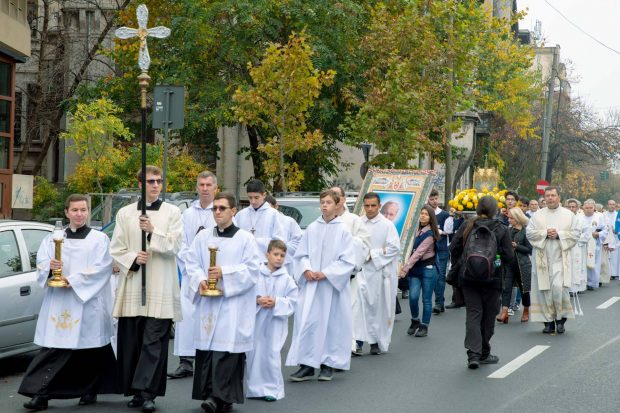 Procesiune cu relicva Sfântului Papă Ioan Paul al II-lea pe străzile Capitalei, duminică
