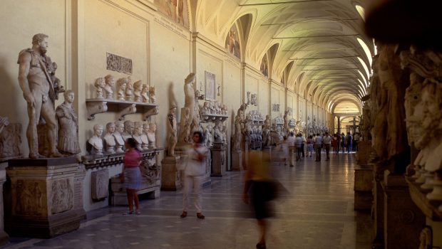 Două statuete antice expuse la Muzeele Vaticanului, distruse de un turist nervos că nu a fost lăsat să-l vadă pe Papa Francisc￼