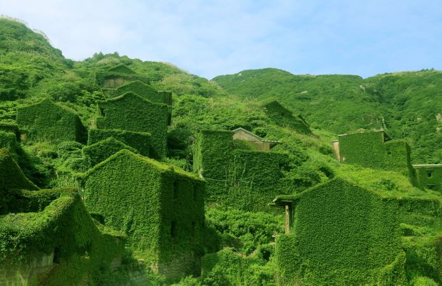 Orașul abandonat din China, cu clădiri acoperite de vegetație, devenit noua destinație preferată de amatorii de vacanțe neobișnuite