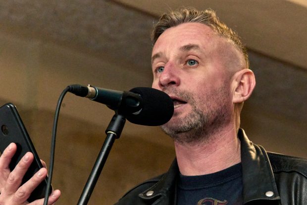 Mesajul băiatului punk al literaturii ucrainene către europenii care vor să facă economii la energie prin capitularea Kievului: „Nu poate exista pace fără dreptate”