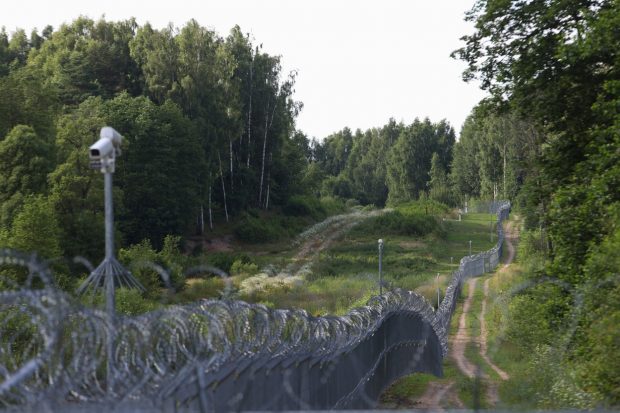 Polonia ia în calcul să construiască un gard la granița cu Kaliningrad, acuzând Rusia și Belarus că folosesc migranții într-un „război hibrid”