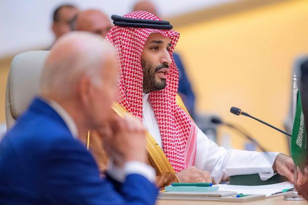 Arabia Saudită a condamnat la 16 ani de închisoare un cetățean american pentru 14 postări pe Twitter