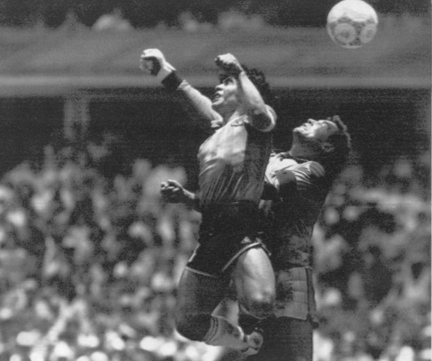 Mingea cu care Maradona a marcat golul supranumit „Mâna lui Dumnezeu” se vinde la licitație începând cu 2,5 milioane de lire sterline