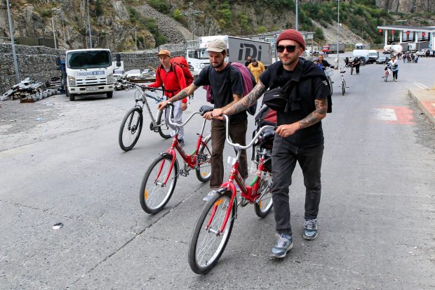 Biciclete de copii, mașini de poliție care transportă fugari și multă mită. Rețeta prin care mulți ruși reușesc să plece din țară, ca să scape de mobilizare