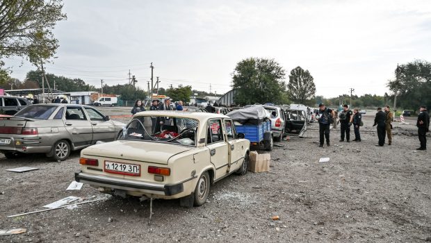 „Tati, mami, unde sunteți?”. Băiețel de trei ani, printre mașinile arse, căutându-și părinții morți după atacul asupra convoiului umanitar, la Zaporojie