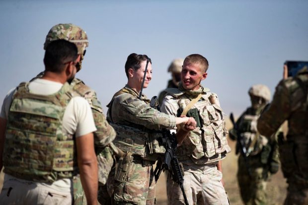 Un „rar moment” de simpatie între trupele ruse și americane din Siria: cum au fost suprinși soldații celor două țări pe un câmp petrolier