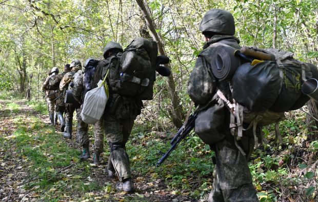 Mercenarii Wagner construiesc o linie de apărare în Luhansk, deși „bucătarul lui Putin” se laudă că simpla prezență a acestora e un „zid inexpugnabil”