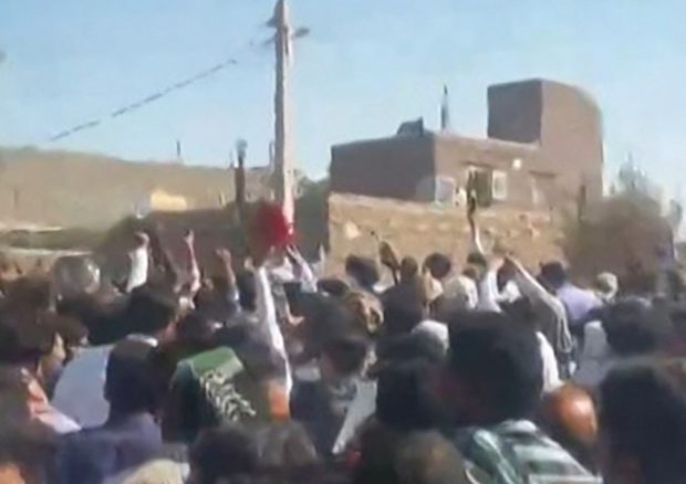 Doi oficiali din poliția iraniană au fost concediați după intervenția violentă de la mai multe proteste soldate cu zeci de morți