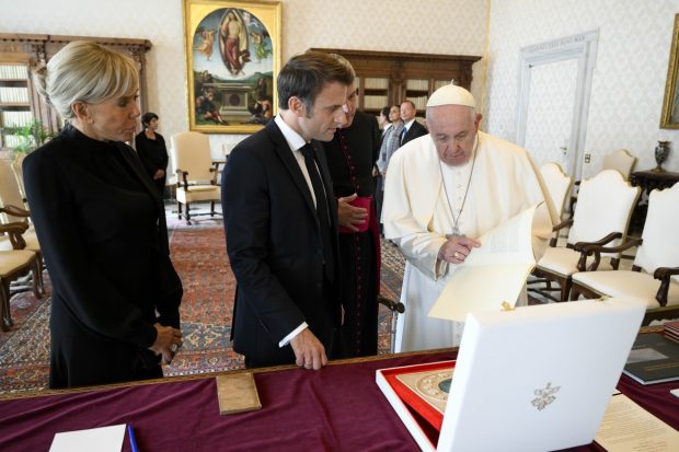 Emmanuel Macron s-a întâlnit cu Papa Francisc și a discutat despre conflictul din Ucraina cu oficiali de la Vatican