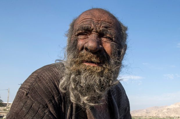 „Cel mai murdar om din lume” a murit. Bărbatul care nu s-a spălat timp de peste o jumătate de secol avea 94 de ani
