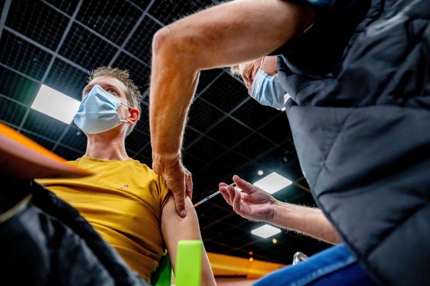 De ce ar trebui să ne vaccinăm anual împotriva COVID. Ce spun cercetătorii