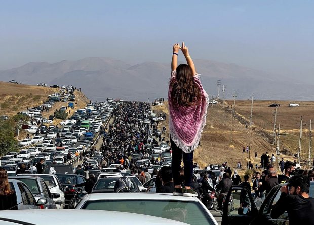 Forțele de ordine iraniene au deschis focul asupra mii de oameni care comemorau moartea tinerei Mahsa Amini