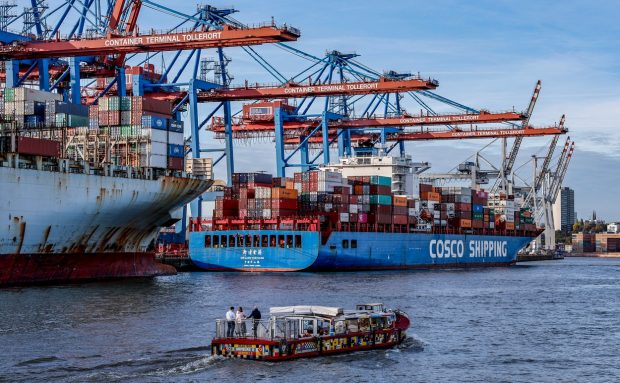 Germania aprobă controversata vânzare a unui terminal din portul Hamburg către grupul chinez Cosco