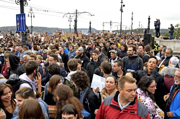 Protest la Budapesta în sprijinul profesorilor. A fost cea mai mare demostrație antiguvernamentală de când Orban a obținut noul mandat de premier