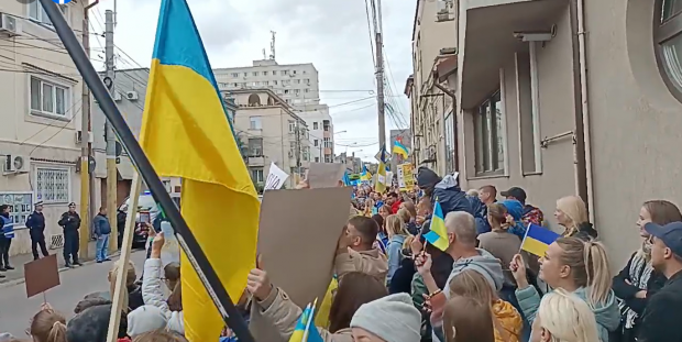 Protest la Constanța împotriva crimelor de război ale Rusiei în Ucraina. Aproape 500 de persoane participă, mulți dintre ei refugiați