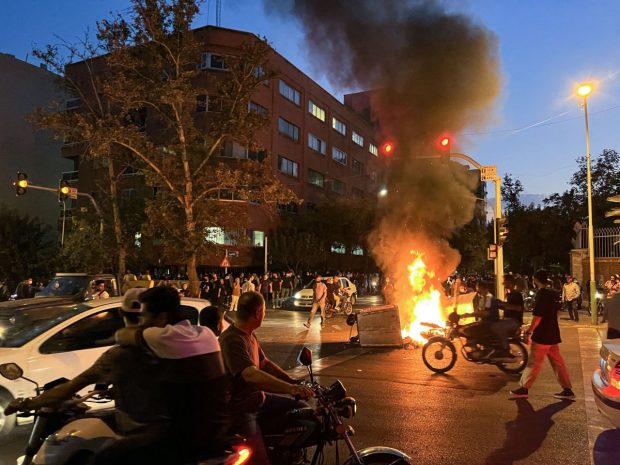 „Moarte dictatorului!”. Protestele radicale din Iran se extind și amenință regimul, în ciuda represiunii care a ucis aproape 200 de oameni