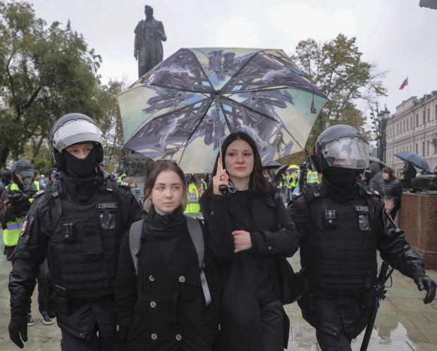 „Vremea rezistenței pașnice s-a terminat”. Planurile organizației feministe clandestine care luptă în Rusia împotriva lui Putin