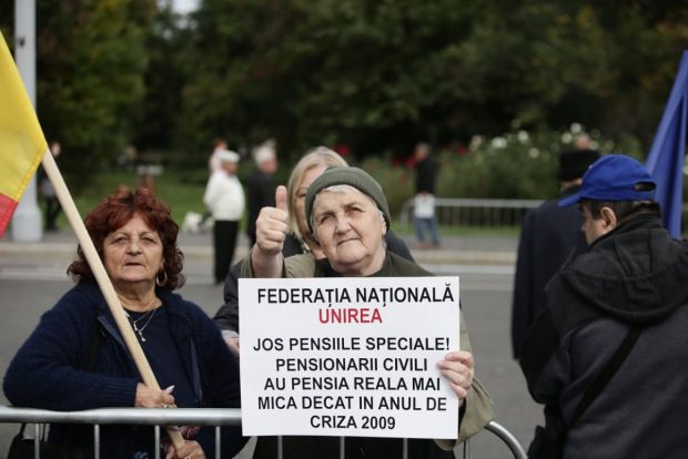 Protest al pensionarilor în fața Guvernului. Cu ce procent vor să le crească pensiile