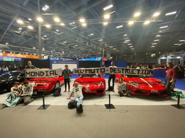 Protest la Salonul Auto de la Paris: activiștii de mediu și-au lipit mâinile de mai multe mașini Ferrari – VIDEO
