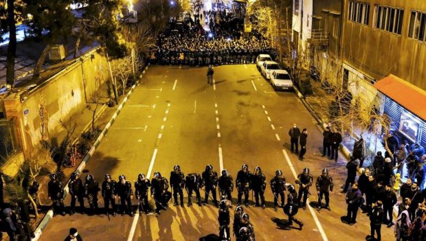 Noi proteste anti-guvernamentale în mai multe orașe din Iran, inclusiv în capitală