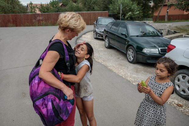 Oamenii care schimbă destine! „Tanti Orsolya” și-a învins prejudecățile și, de doi ani, îi învață și antrenează pe copiii romi rămași fără case în Miercurea Ciuc