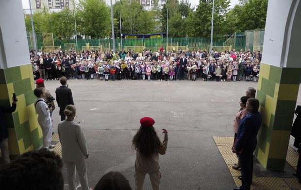 Fetiță de 10 ani luată de la școală și dusă la secție, la Moscova. Directorul a chemat polițiștii, ca „să stabilească poziția civică a copilului”