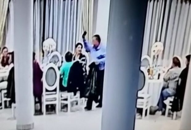 Senator USR, filmat când loveşte un bărbat în cap. Parlamentarul s-a autosuspendat din partid