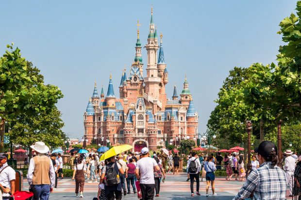 Parcul tematic Disney din Shanghai, închis din cauza COVID. Vizitatorii au rămas în interior