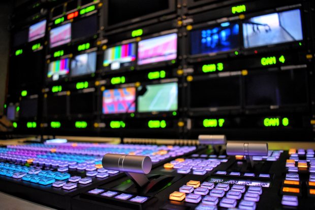 Diferența dintre „acoperiții” americanilor din presă și descoperiții noștri. Sau de ce mă simt în Rusia când dau drumul la TV