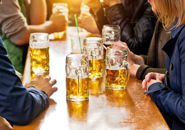 Românii beau mai puțină bere din cauza scăderii puterii de cumpărare. Cu cât a scăzut consumul