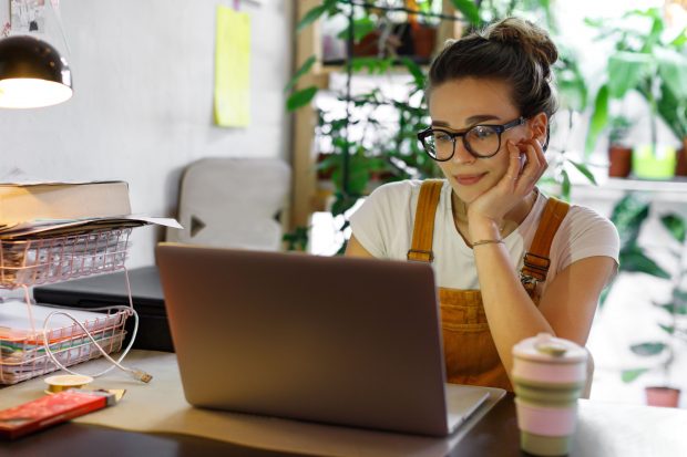 Ghidul tău în viața de freelancer. Analiză comparativă între PFA și SRL