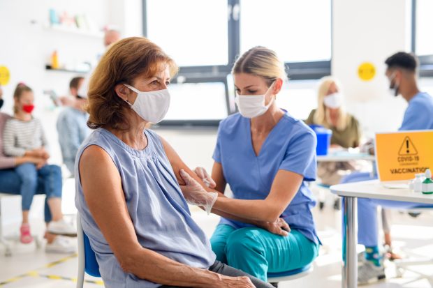 Vaccinarea împotriva COVID-19 ar putea deveni anuală, precum cea împotriva gripei. Cum funcționează imunizarea prin spray nazal  