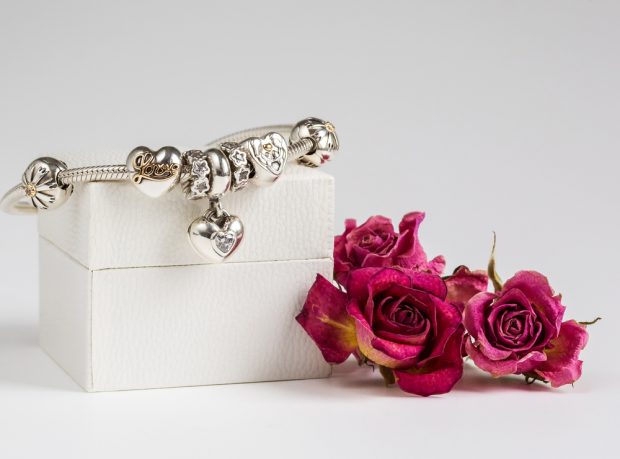 Brățari Pandora, talismane și accesorii la ofertă