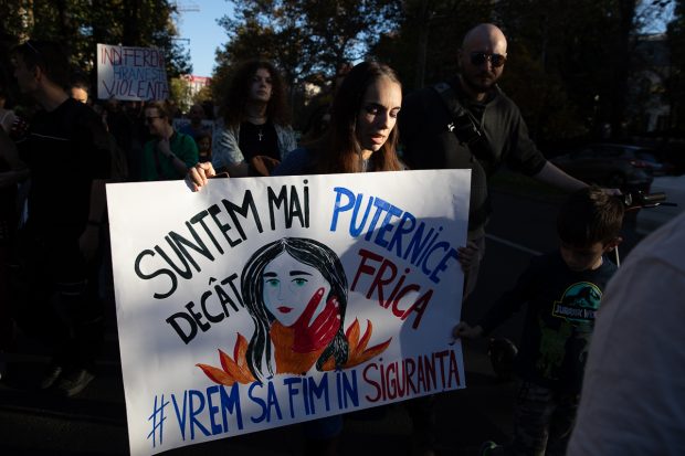 „Sute de femei sunt moarte, asta nu este dreptate”. Marșul prin care femeile cer să se simtă în siguranță în România: acasă, la muncă, pe stradă   