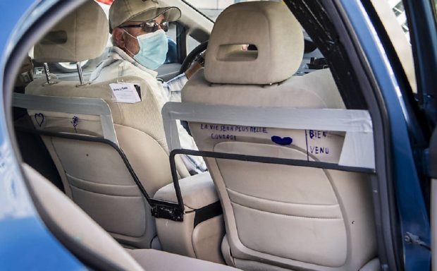 Șofer român de ride sharing, coșmarul clientelor, după ce le convingea să bea dintr-o sticlă în care le spunea că e apă. Poliția franceză l-a arestat