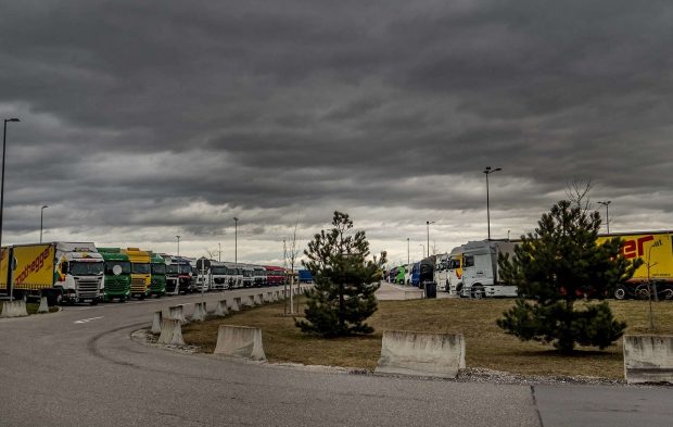 Șofer român de TIR în pericol de moarte, înjunghiat de un coleg, tot român, într-o parcare din Germania. Amândoi lucrau la aceeași firmă