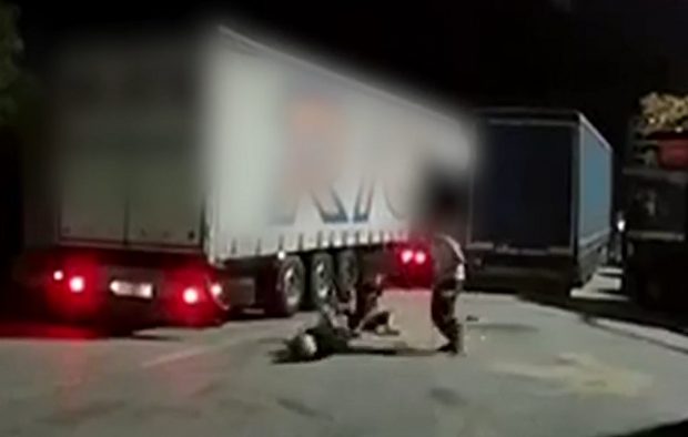 Șofer român de TIR rupt în bătaie de colegii români pe care i-a prins că i-au furat o tonă de motorină, într-o parcare din Slovenia