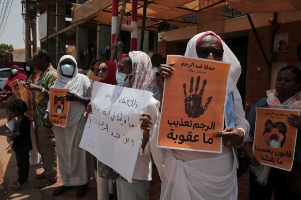 Condamnată la moarte prin lapidare pentru adulter, o femeie din Sudan speră să fie salvată de guvern. Dar guvernul nu are miniștri