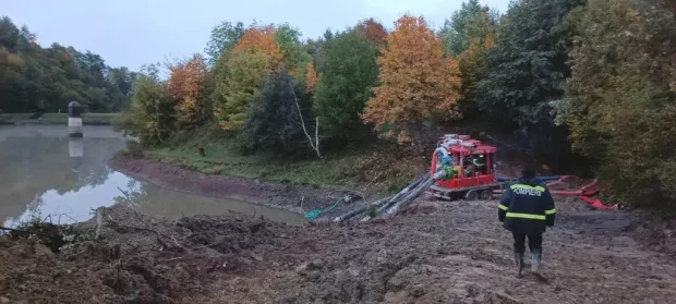 Pompierii continuă evacuarea apei din Tăul Mare-Roșia Montană. Sunt folosite doar 3 pompe din cauza riscului de inundații în aval