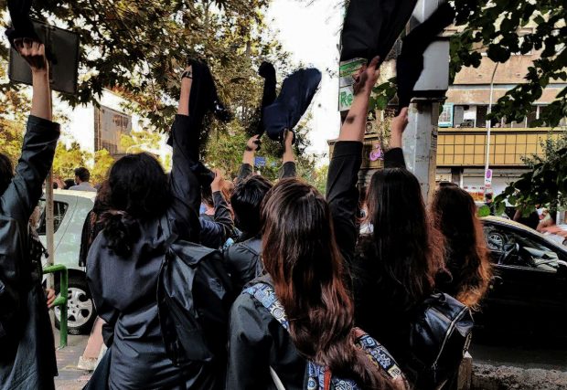 „E dreptul meu la o viață bună și nimeni nu-l poate lua, decât dacă mă omoară”. Tinerii din Iran vor să meargă cu protestele până la capăt