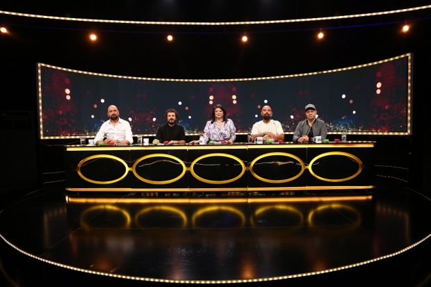 Jurații „Stand-Up Revolution”, uimiți de momentele a doi concurenți care nu au mai făcut niciodată glume în public. Teo: „Este incredibil că e prima oară când faci asta“