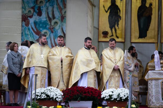Fața mai puțin știută a Bisericii. Ei sunt preoții care au ajutat zeci de mii de oameni la vămile cu Ucraina și în Odesa. „Nici în mare nu sunt atâtea lacrimi ca în ochii refugiaților”