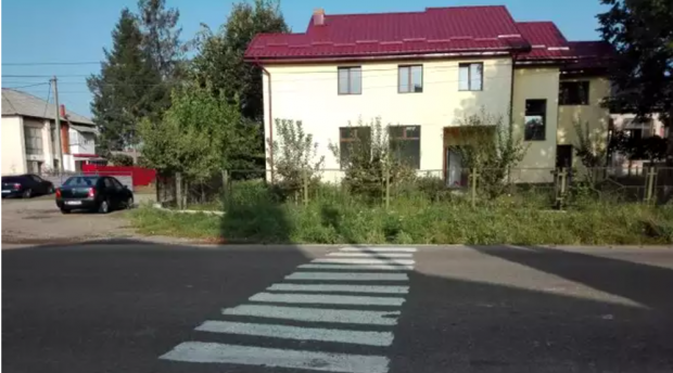 Un localnic din Bistrița și-a făcut propria trecere de pietoni în fața casei. El s-a ales cu dosar penal