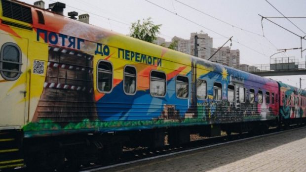 Cursa feroviară Chișinău – Kiev va fi reluată din noiembrie, după 20 de ani de pauză. „Trenul spre victorie”, pictat de artiști locali